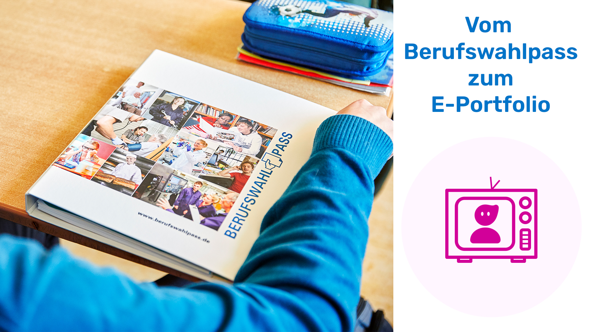 Die Fotoperspektive ist über die Schulter eines Jugendlichen. Man sieht den Berufswahlpass-Ordner auf einem Schultisch liegen. Auf der rechten Seite steht der Titel des Beitrags: Vom Berufswahlpass zum E-Portfolio und ein Icon, welches das berufswahlapp Maskottchen in einem Fernseher zeigt.